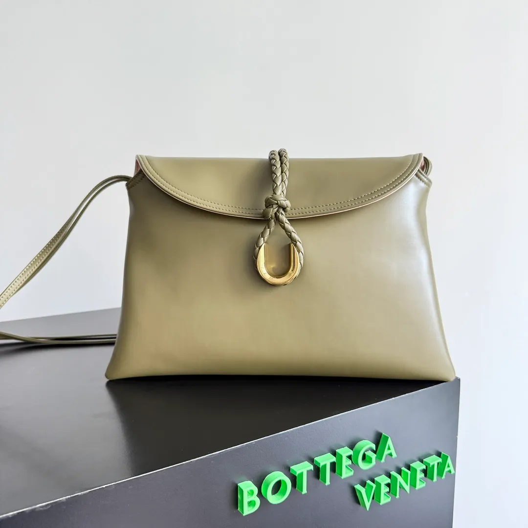 Batch 1680 Inspired by the 1970s, the Bottega Veneta women's logo shoulder bag has a smooth leather surface that brings a clean and handsome feel, just like the neatness and tenacity of a working woman. The front buckle is made of high-quality hardware pendant, the overall retro elegance, and the excellent leather feels soft. This Bottega Veneta series can be described as beautiful, weakening the complexity of the outfit, not competing for it, and only using the best quality to interpret itself. Style number: 806034 (large size) Size: 30*20*8cm